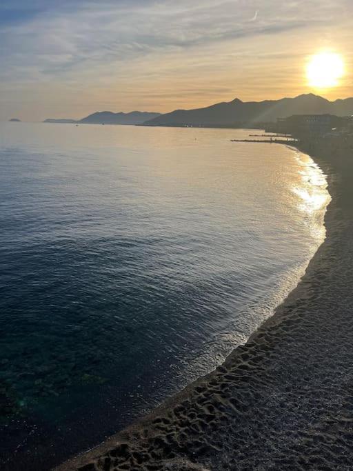 Appartement Vue Sur Mer Pietra Ligure Exteriör bild